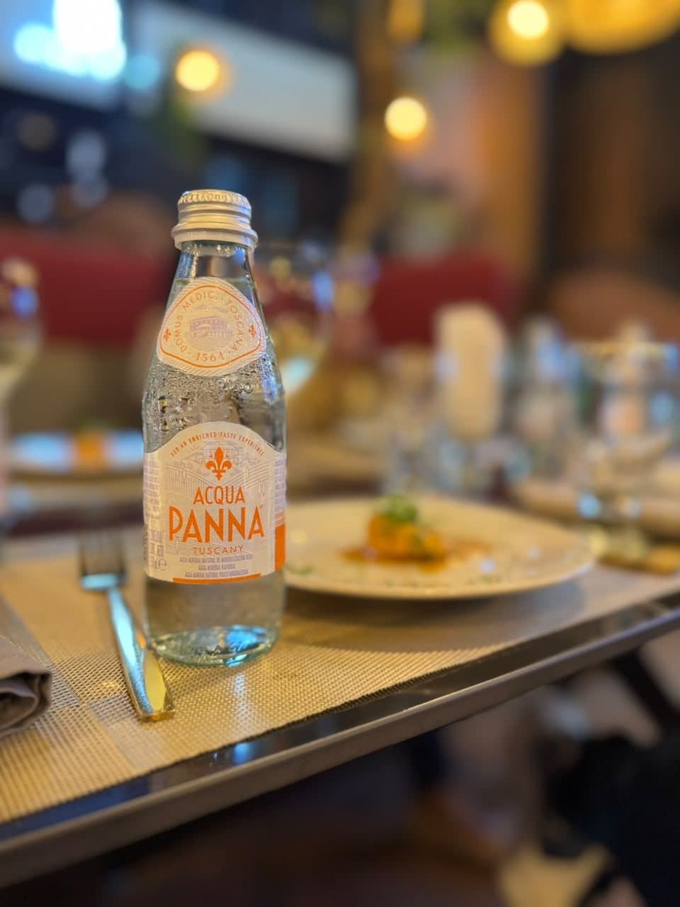 Botella de Acqua Panna servida en la mesa de la cata
