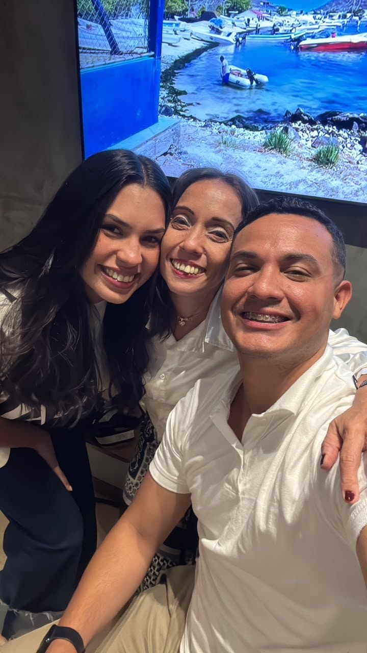 Selfie de tres invitados sonrientes en una cata