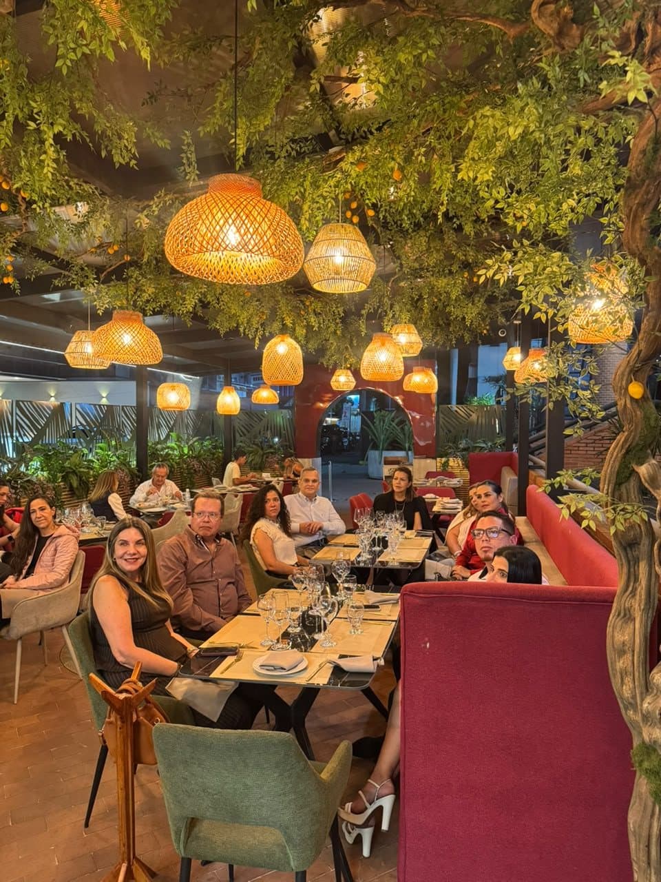 Grupo de invitados en una mesa de la terraza de Maratea