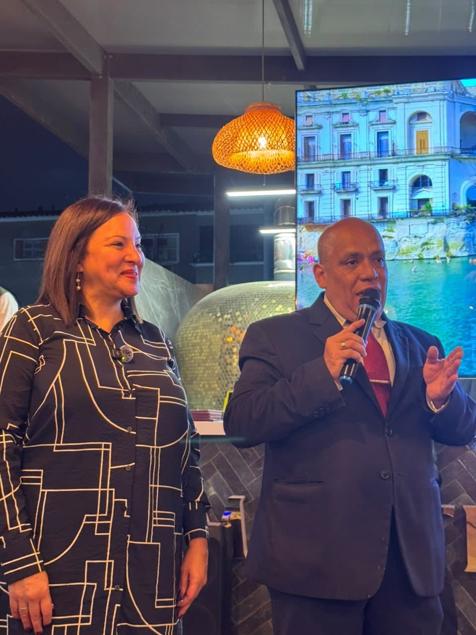 Presentación con micrófono durante una cata en la terraza de Maratea