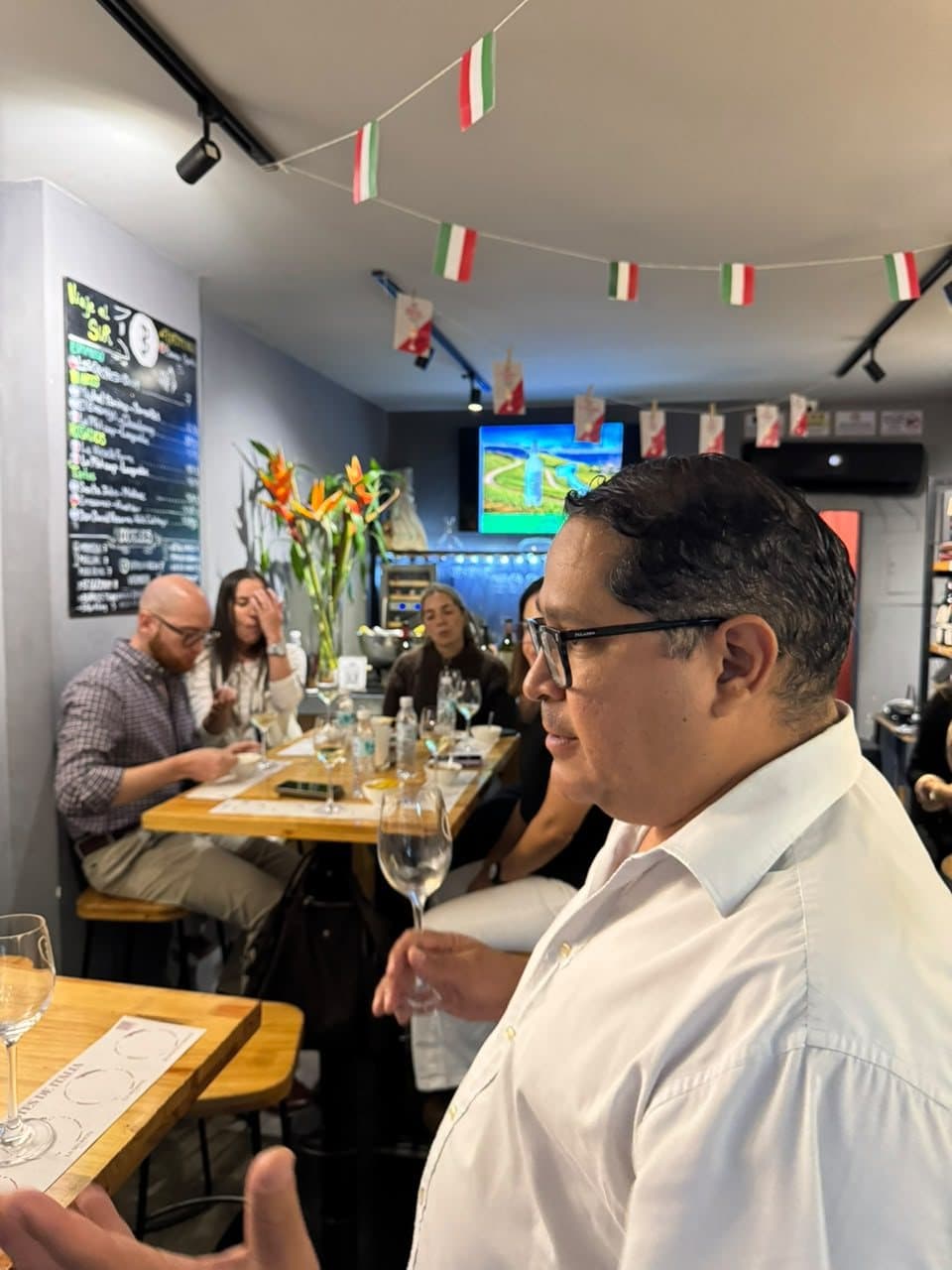 Sommelier con una copa en la mano guiando la cata «Contrastes de Italia»