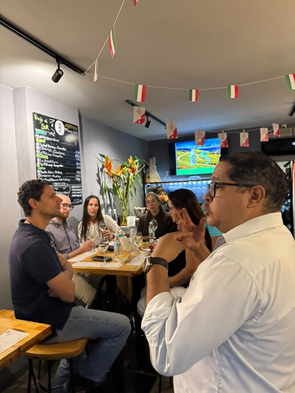 Sommelier conversando con una mesa de invitados en la cata «Contrastes de Italia»